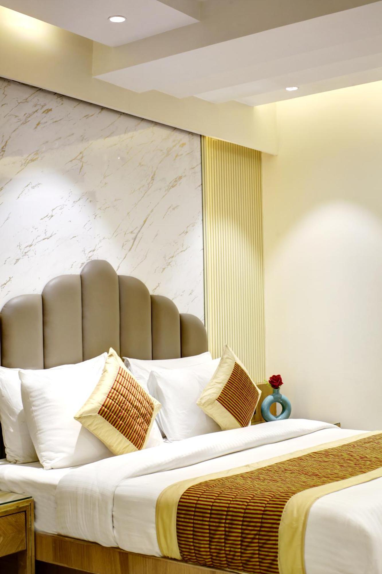 Hotel Krishna Plaza 'New Delhi' - By M S Hospitality Exterior photo