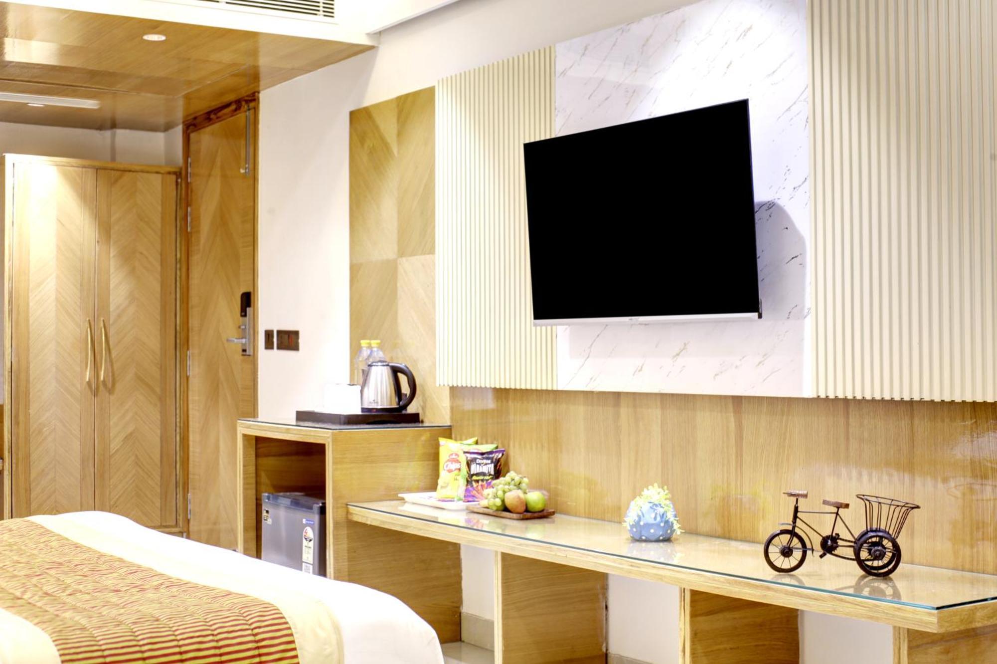 Hotel Krishna Plaza 'New Delhi' - By M S Hospitality Exterior photo