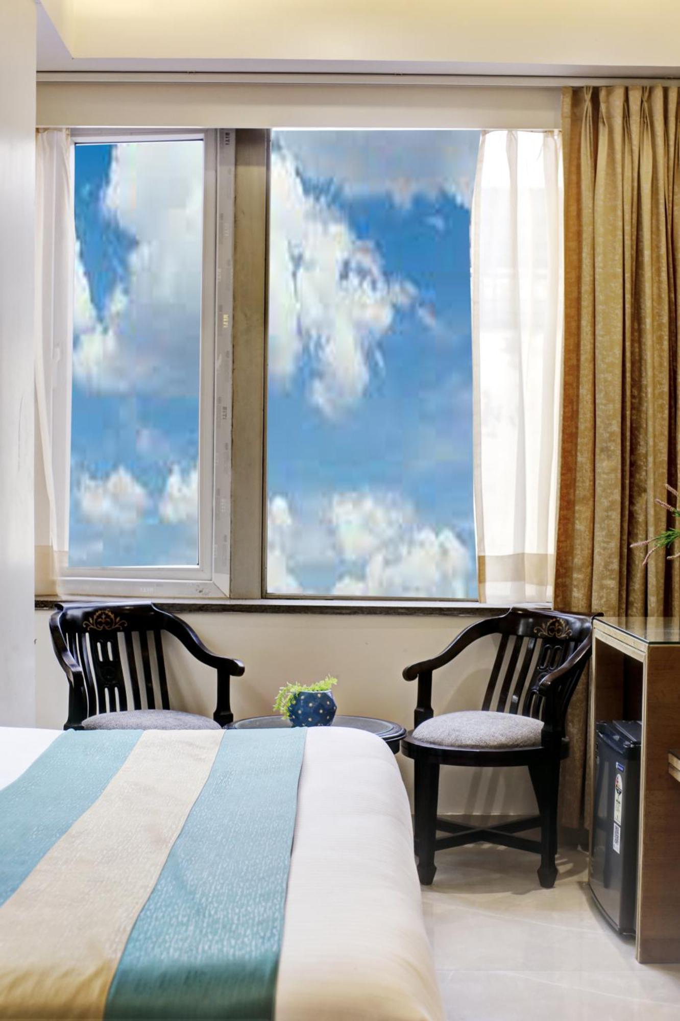 Hotel Krishna Plaza 'New Delhi' - By M S Hospitality Exterior photo
